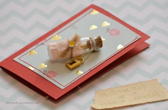 пергамент навит на руло и поставен в малка бутилка, декорирана със златен катинар <3